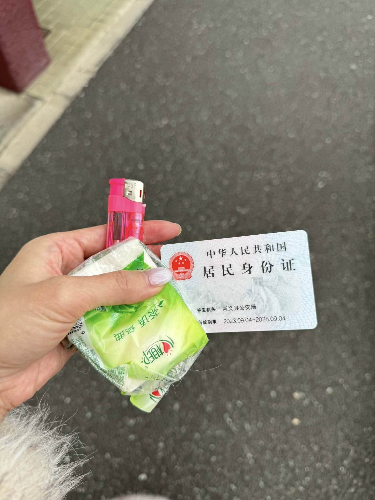 辣模網紅辛尤里去到日本，發現口袋冒出中國身分證、衛生紙以及打火機，讓她傻眼並去到警局<a href='https://star.ebc.net.tw/search/tags/報警/' target='_blank'>報警</a>。（圖／翻攝自辛尤里 臉書）