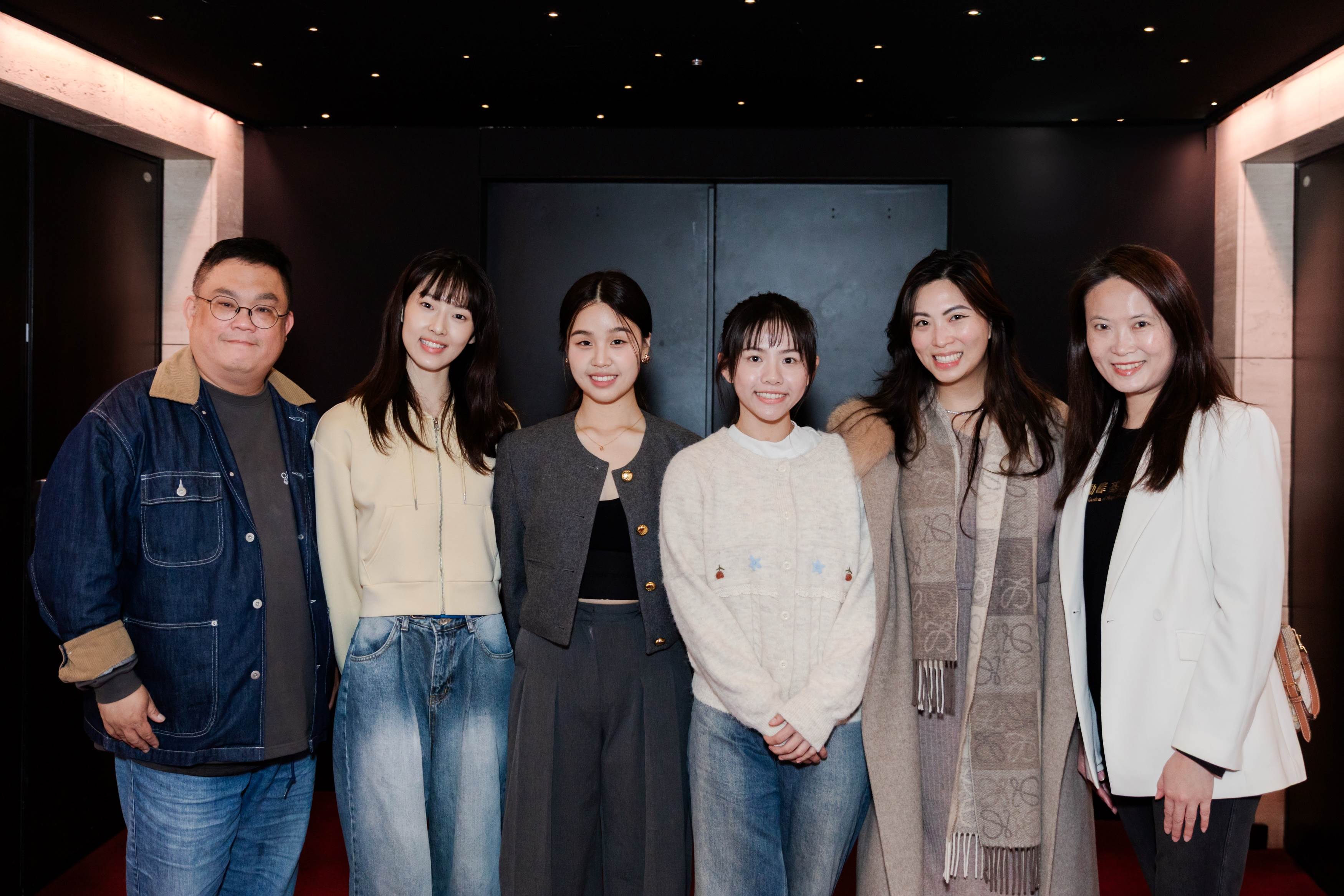 左起導演林孝謙﹑何曼希﹑Girliftify 創辦人陳以甯﹑羅晨恩﹑台北市女力國際蘭馨交流協會馮有薇會長﹑勵馨基金會施宜君處長出席《陽光女子合唱團》公益包場。（圖／Girliftify提供）