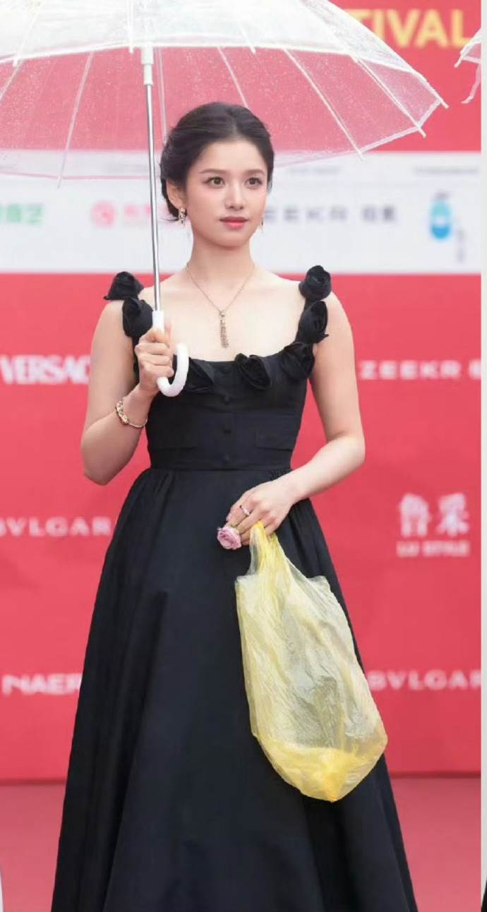 中國女星張婧儀曾拿「黃色塑膠袋」走紅毯，被做出梗圖。（圖／翻攝自微博）