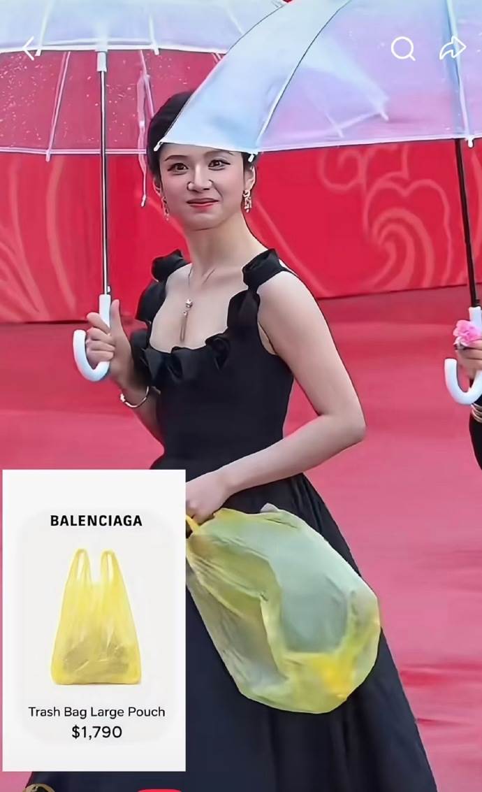 中國女星張婧儀曾拿「黃色塑膠袋」走紅毯，被做出梗圖。（圖／翻攝自微博）