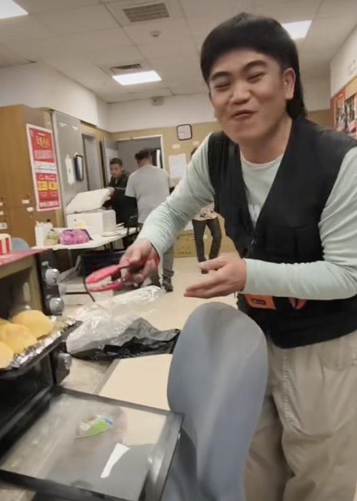 馬國弼曝光在片場烤麵包的畫面。（圖／翻攝自馬國弼臉書）