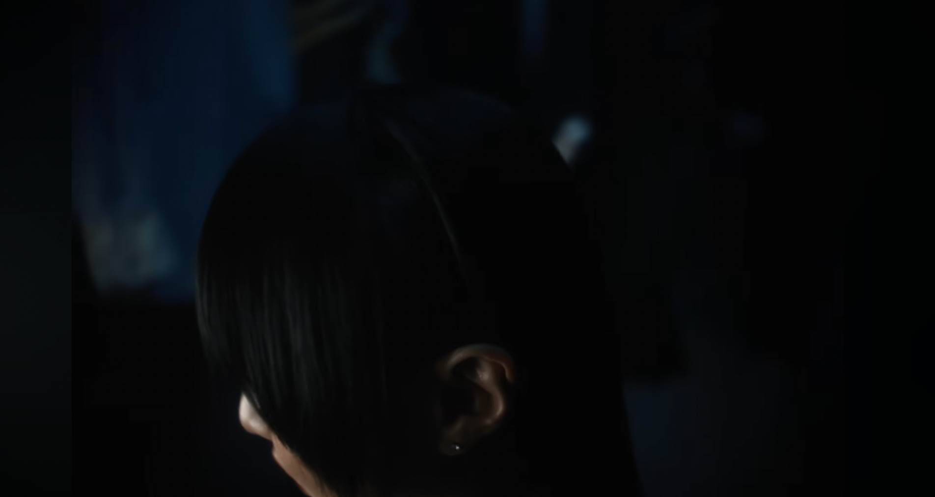 日本覆面系歌手Ado為了自傳小說，推出主題概念曲〈Vivarium〉，並嘗試「真人入鏡」。（圖／翻攝自Ado YouTube）