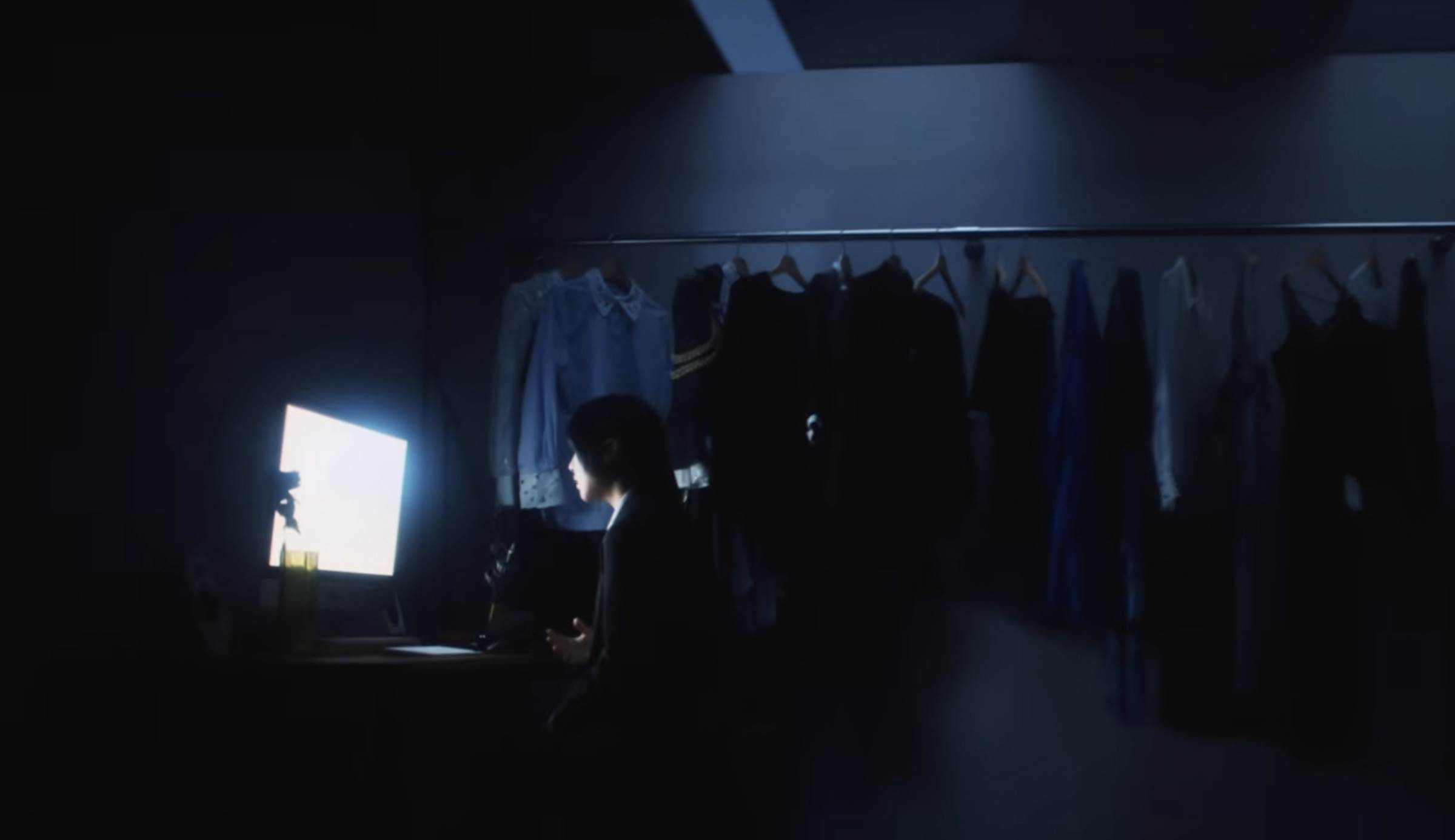 日本覆面系歌手Ado為了自傳小說，推出主題概念曲〈Vivarium〉，並嘗試「真人入鏡」。（圖／翻攝自Ado YouTube）