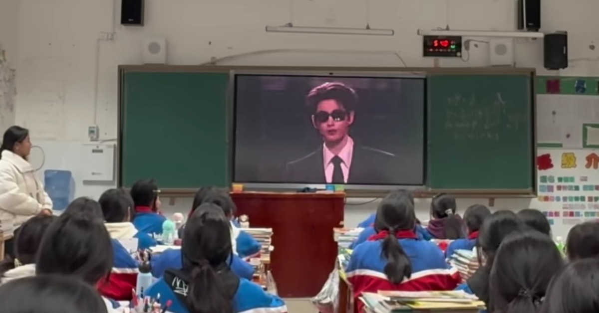 一名教師為引導學生建立正確情感觀，播放演員張凌赫的走秀畫面及高考成績，意外掀起「預防早戀」討論熱潮。（圖／翻攝自微博 @是你的小迷妹控 ）