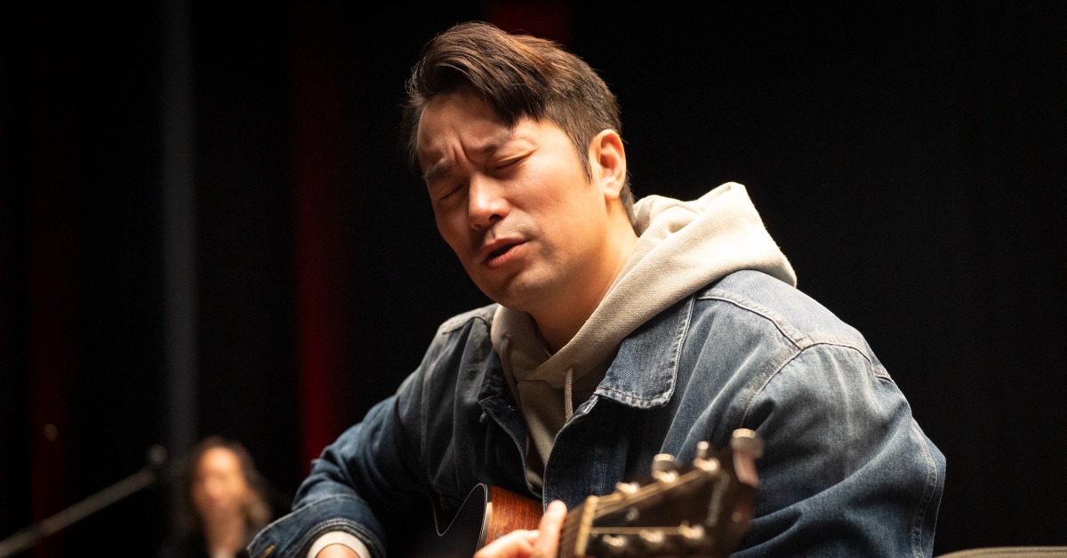 馬子狗樂團」主唱周可傑（張孝全 飾），如今卻寫不出歌、婚姻陷入僵局的中年男子。（圖／公視）