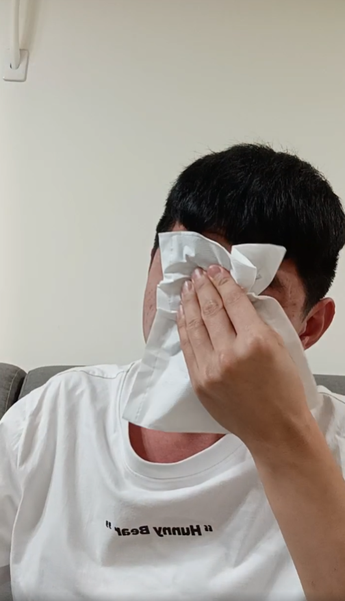 晚安小雞說到激動處泣不成聲。（圖／晚安小雞臉書）