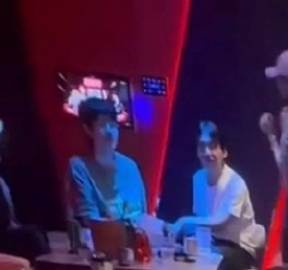 疑似郭麒麟、劉昊然一同與嚴浩翔現身商務KTV。（圖／翻攝自說瘋啦是誰瘋啦微博）