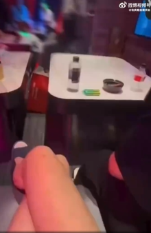 一名疑為嚴浩翔的男子，身旁坐著一名穿著極短、露出一雙長腿的女子。（圖／翻攝自說瘋啦是誰瘋啦微博）