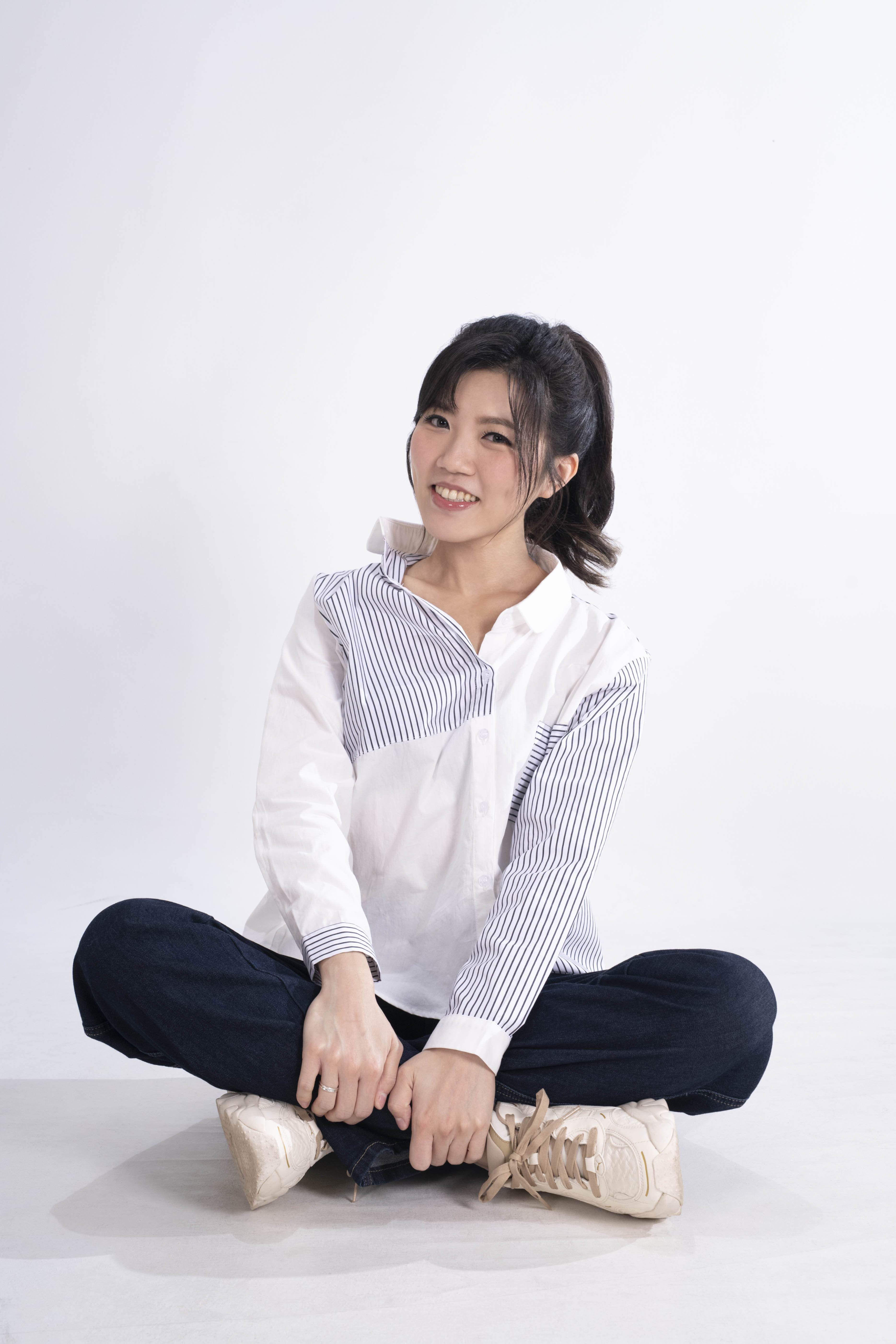 中日混血創作才女林希子推出<a href='https://star.ebc.net.tw/search/tags/專輯/' target='_blank'>專輯</a>《我披著世界轉動》，首波主打歌〈只想一個人靜靜的看著聽著等著也許我就睡著了〉歌名超長。（圖／iSHOW愛秀演藝提供）