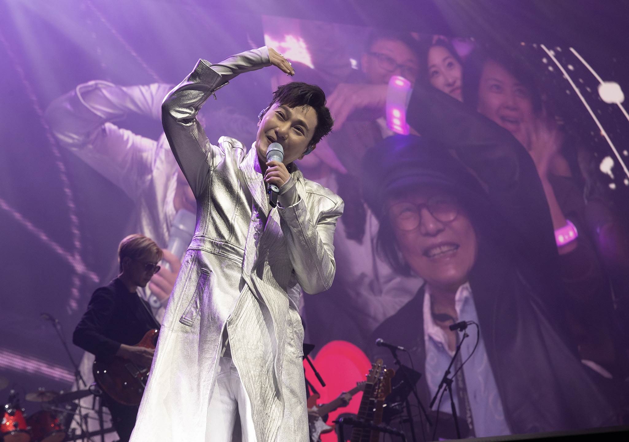 華語天王張信哲演唱會「Love Cam」經典橋段，鏡頭野生捕捉到「張<a href='https://star.ebc.net.tw/search/tags/媽媽/' target='_blank'>媽媽</a>」本人。（圖／潮水音樂提供）