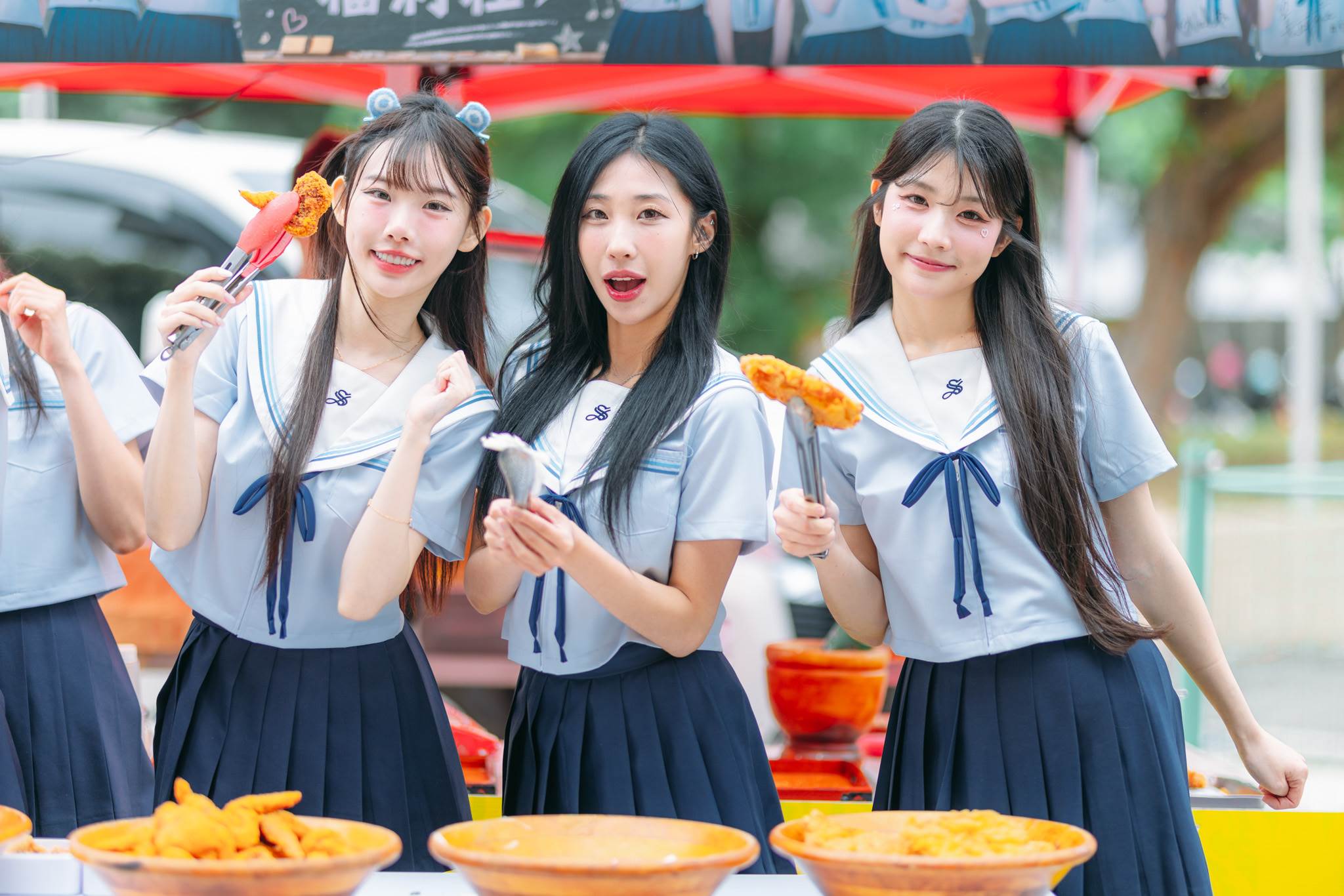 一暄（左起）、璇璇、娜比換上學生服。（圖／洋基工程提供）