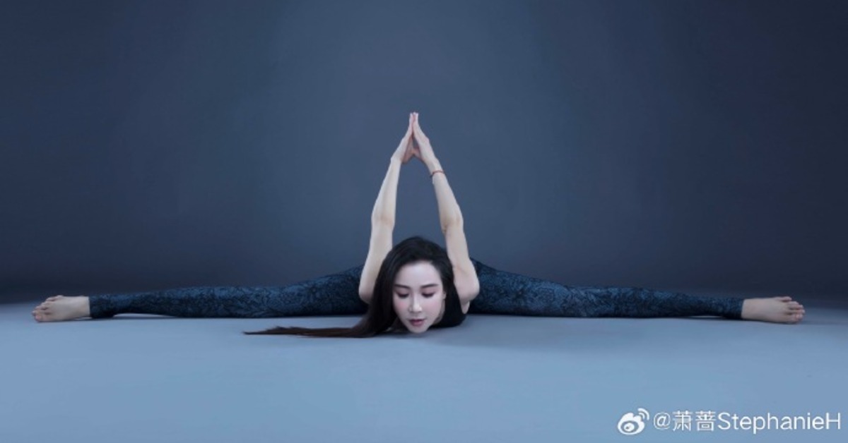 現年57歲的蕭薔參加中國綜藝節目《乘風2026》，並曬出一字馬的照片表達自己準備好了。（圖／翻攝自蕭薔微博）