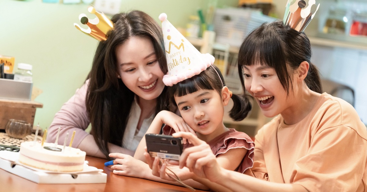 電影《陽光女子合唱團》曾愷玹與張允曦是一對同性伴侶，片中飾演芸熙養母。（圖／壹壹喜喜提供）