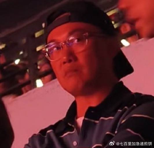 陳奕迅莫名捲入版權爭議，還剛好被拍到去看單依純演唱會。（圖／翻攝自微博）