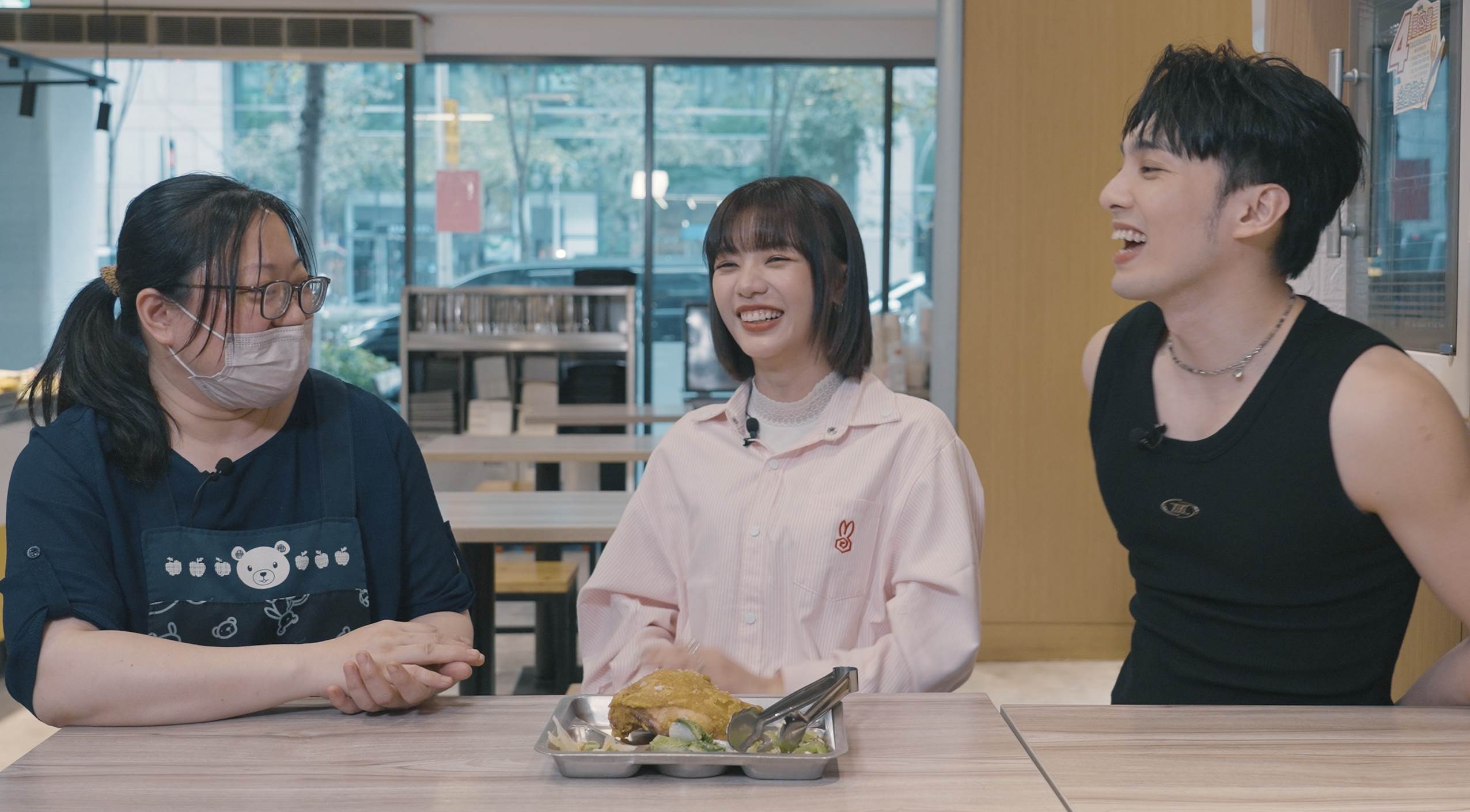 木木（林葦妮）、黃偉晉向自助餐店老闆娘學習如何算價格。（圖／華研國際提供）