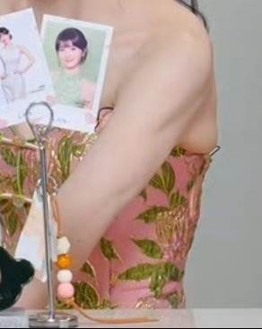 中國女星田曦薇身材纖瘦，卻依舊被準備的衣服勒出肉。（圖／翻攝自微博）