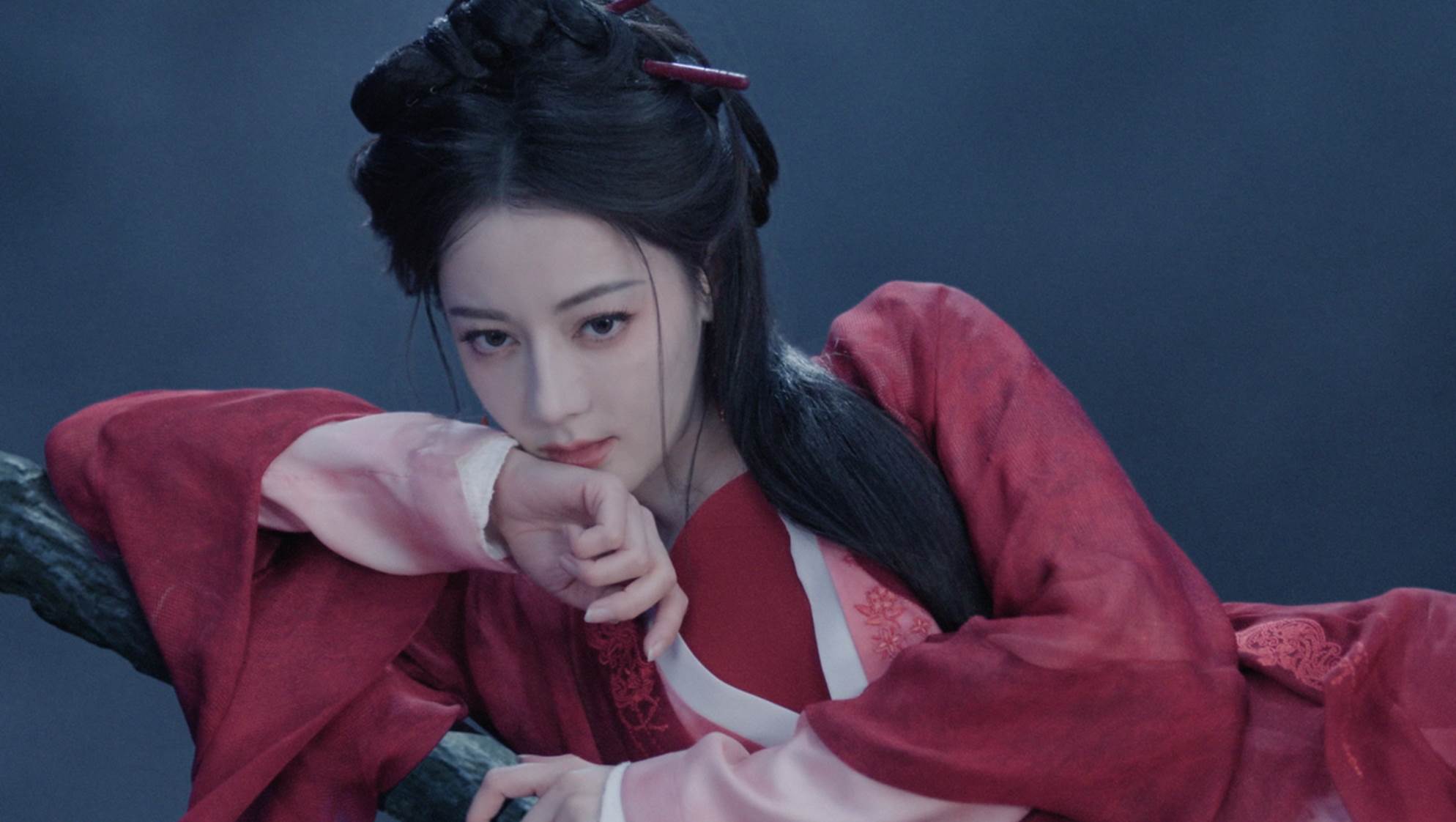 古裝奇幻劇《白日提燈》迪麗熱巴飾演的鬼王賀思慕。（圖／Disney+提供）