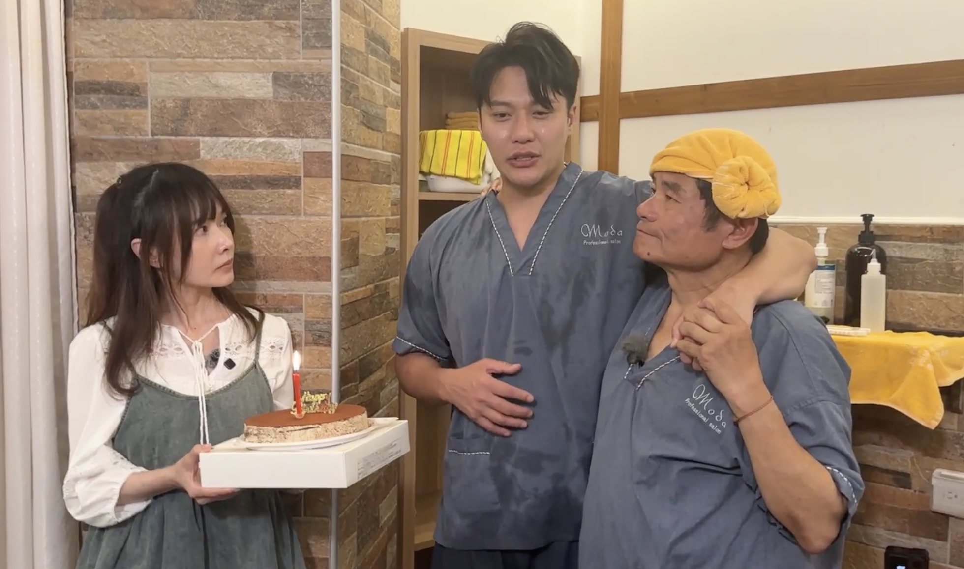 張睿家錄《效年出發吧》體驗按摩，老婆黃安若驚喜現身送生日驚喜。（圖／東森超視）