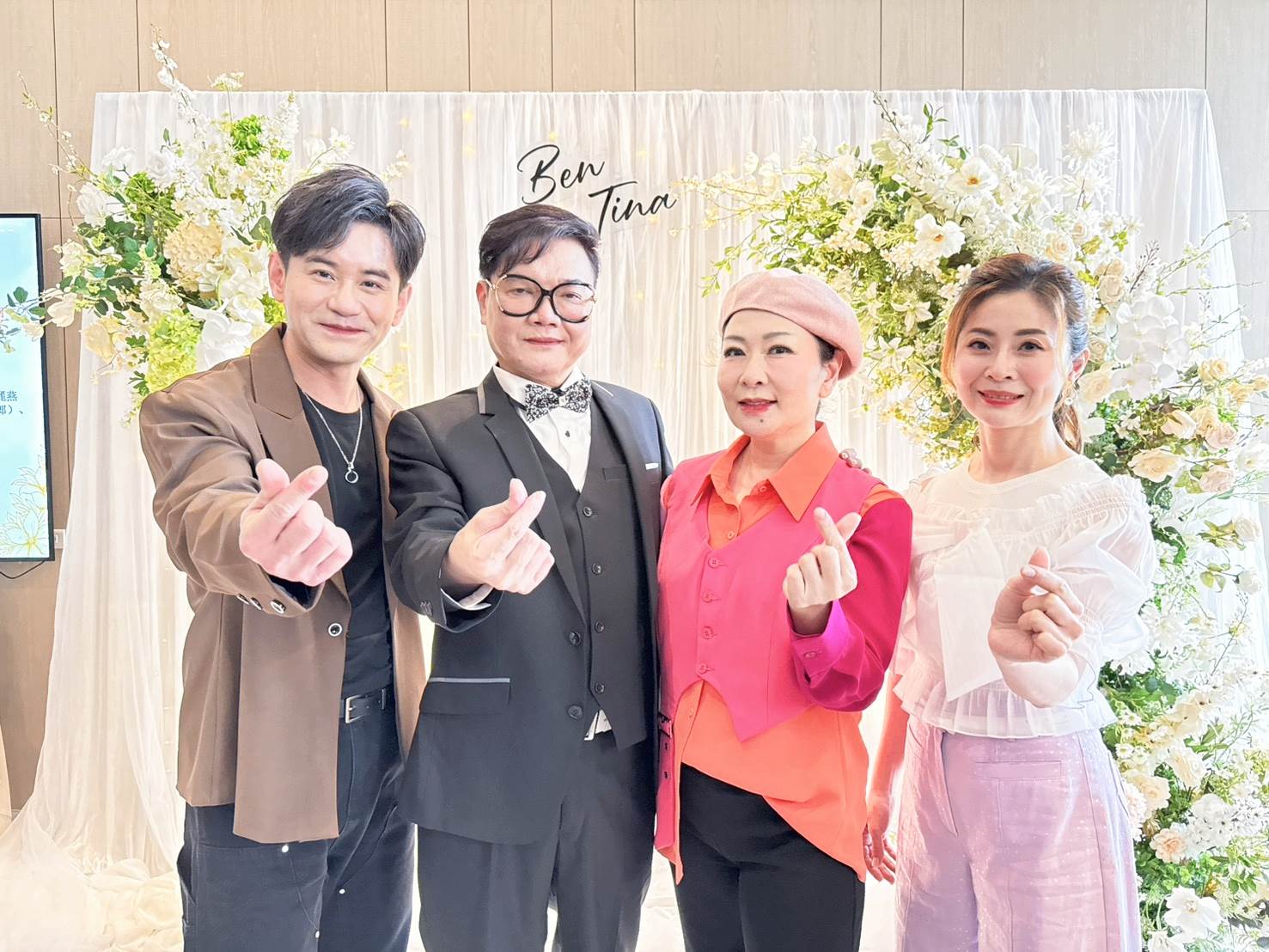 七郎（左二）嫁女兒，豪記唱片同門歌手張秀卿、林姍、吳俊宏齊聚祝賀。（圖／豪記唱片提供）