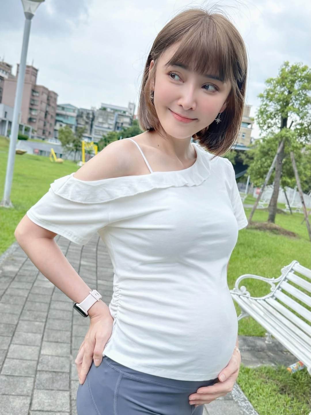 陳子玄表示，孕肚照只是愚人節玩笑，照片為AI生成。（圖／翻攝自IG／larachen1124）