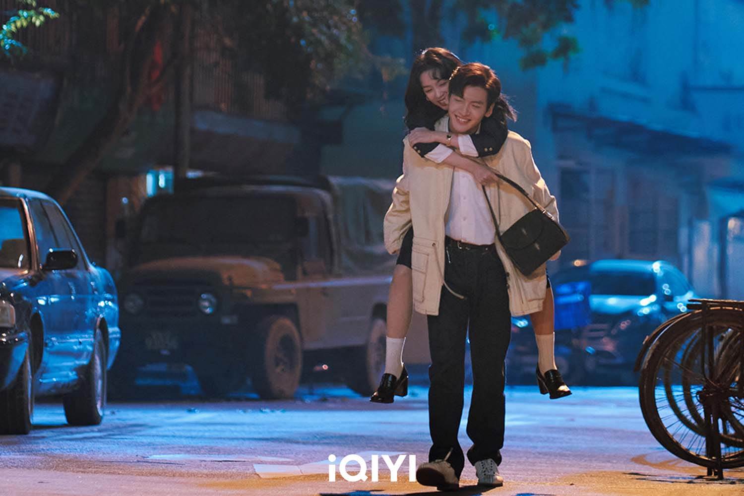 《你好1983》周也（左）與翟瀟聞。（圖／iQIYI）