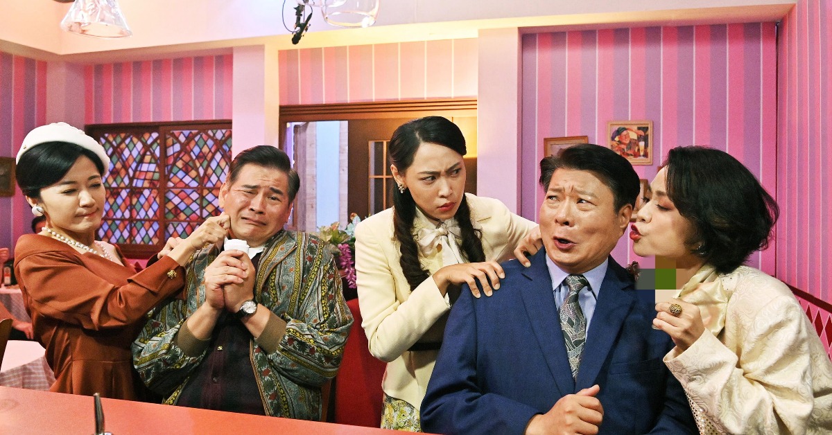 陳文山（右二）與馬國賢（左二）劇中上酒吧，卻被老婆逮著正著。（圖／台視）