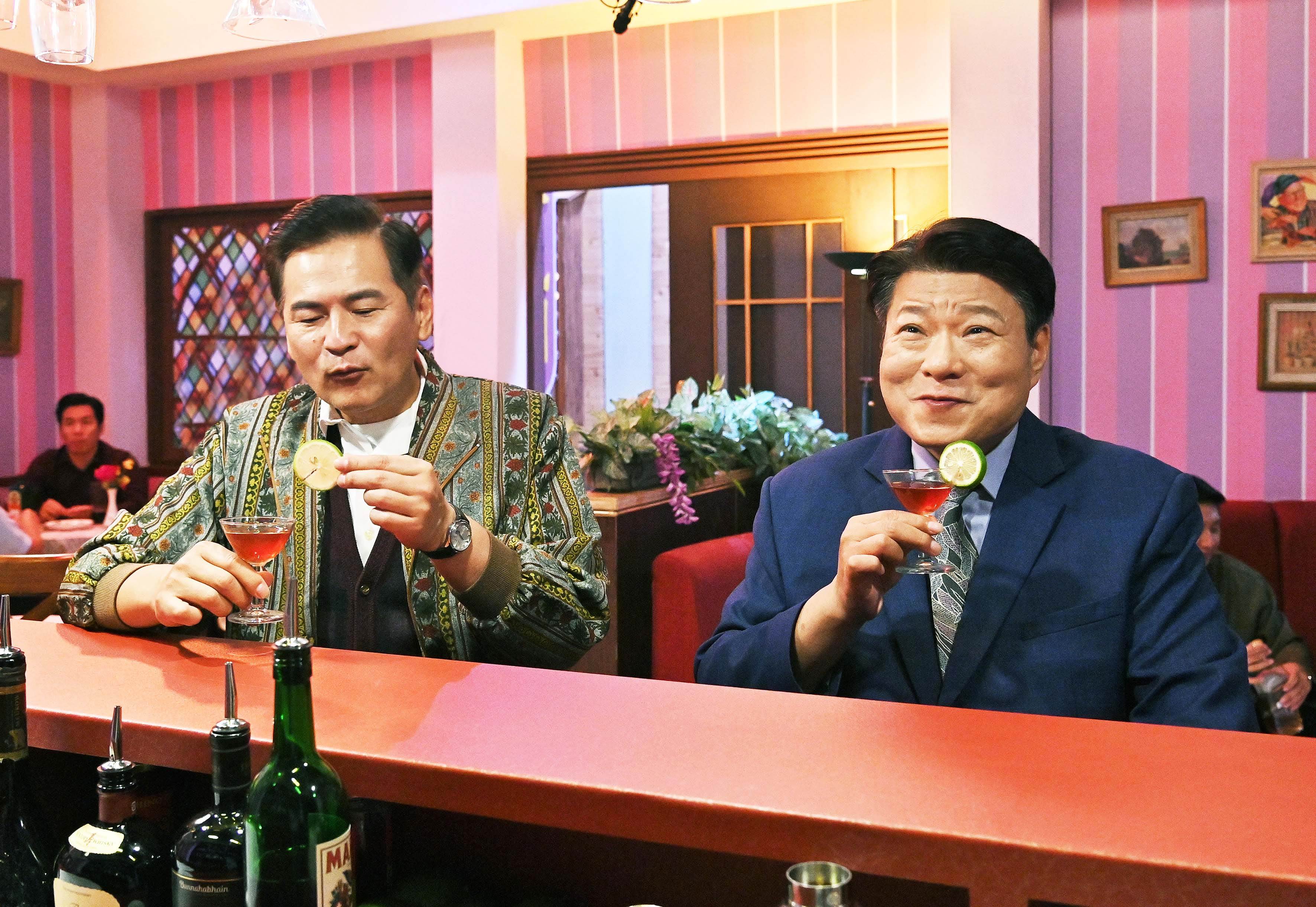 馬國賢（左）和陳文山這對劇中的活寶兄弟跑去酒吧喝酒。（圖／台視）