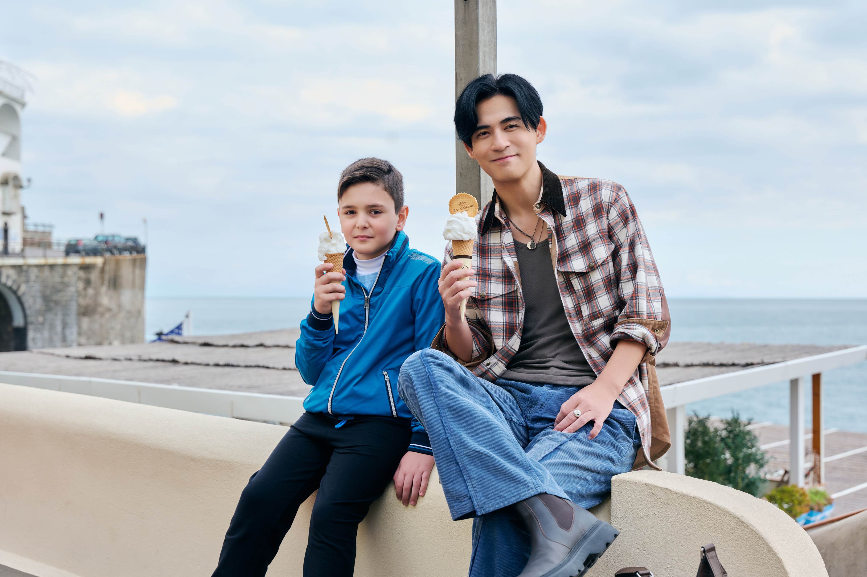 周渝民在MV裡和小男孩一起玩足球。（圖／相信音樂提供）