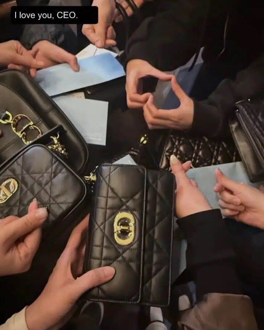 韓國女團BLACKPINK成員Jisoo（金智秀）霸氣送DIOR名牌包給員工當福利。（圖／翻攝自X）