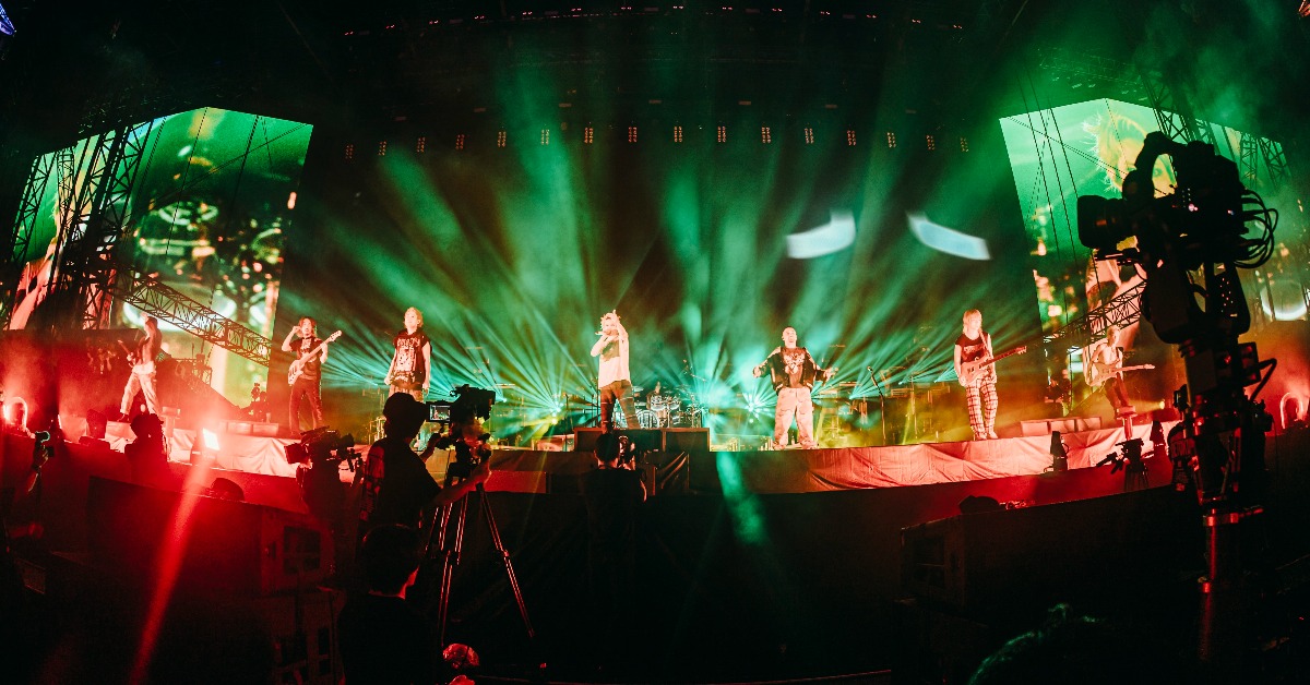 《ONE OK ROCK DETOX JAPAN TOUR 2025 AT NISSAN STADIUM IN CINEMAS》將ONE OK ROCK演唱會搬上大螢幕。（圖／秀泰娛樂提供）
