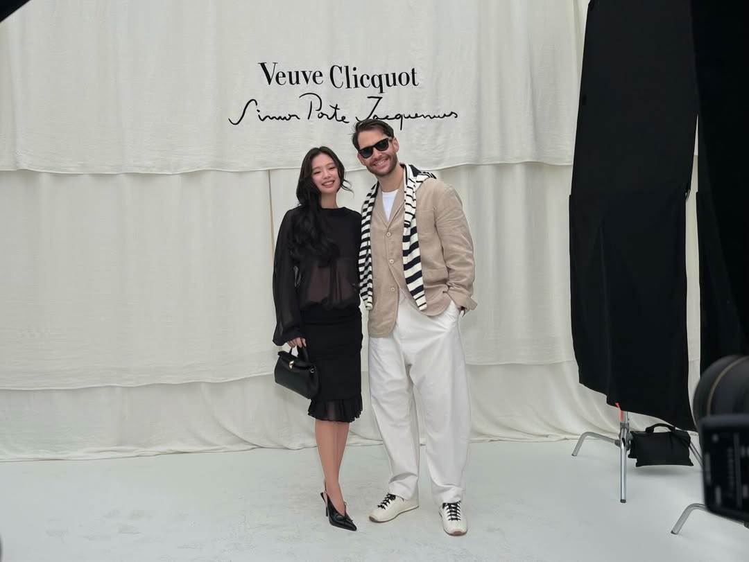 韓國女團BLACKPINK成員Jennie（金珍妮）在活動上和與好友Simon互動逗趣。（圖／翻攝自Jennie IG）