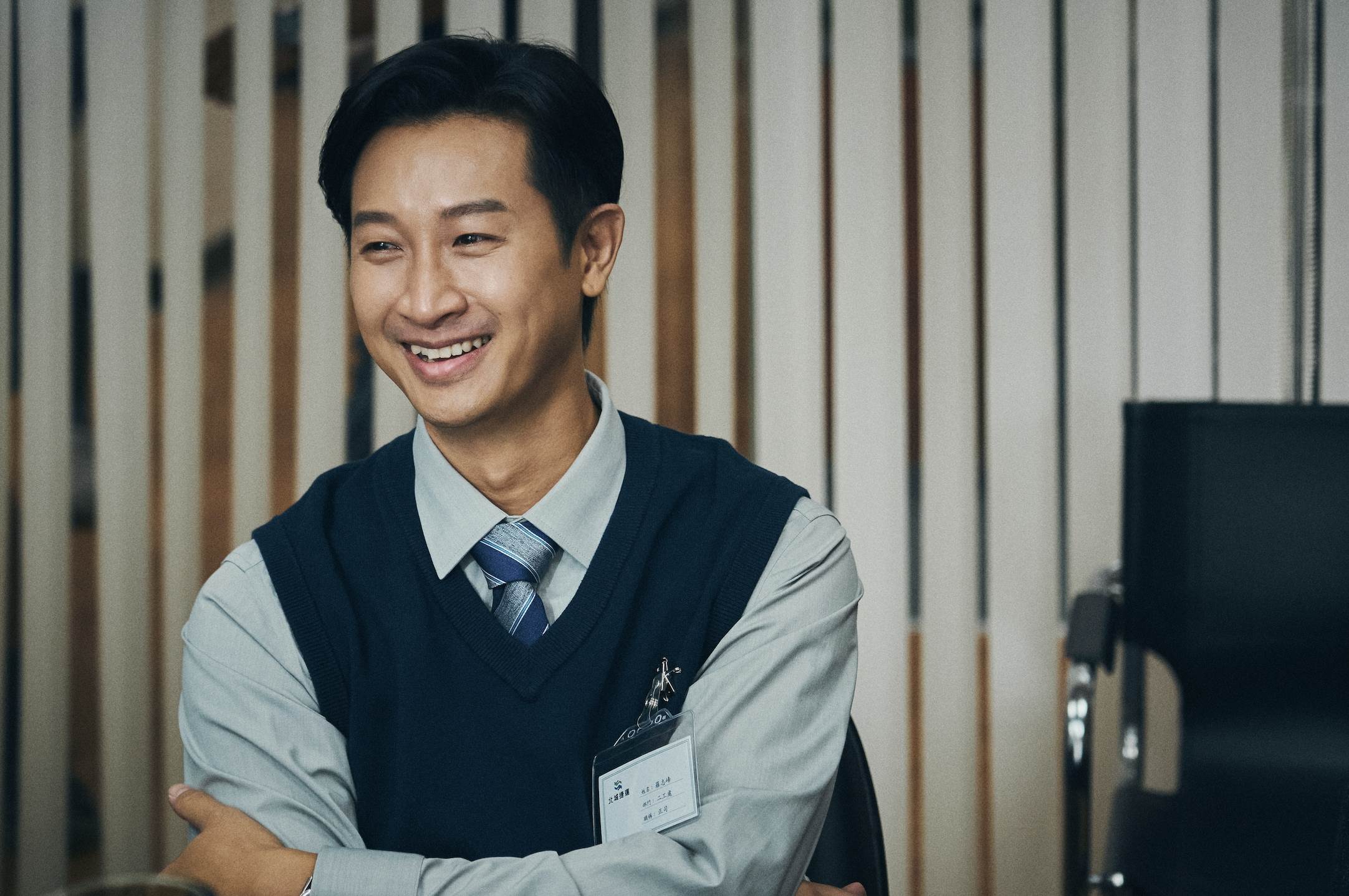 《都市開基祖》Darren邱凱偉飾演在捷運局工作的羅志峰，也是鍾瑶劇中的老公。（圖／Hami Video提供）