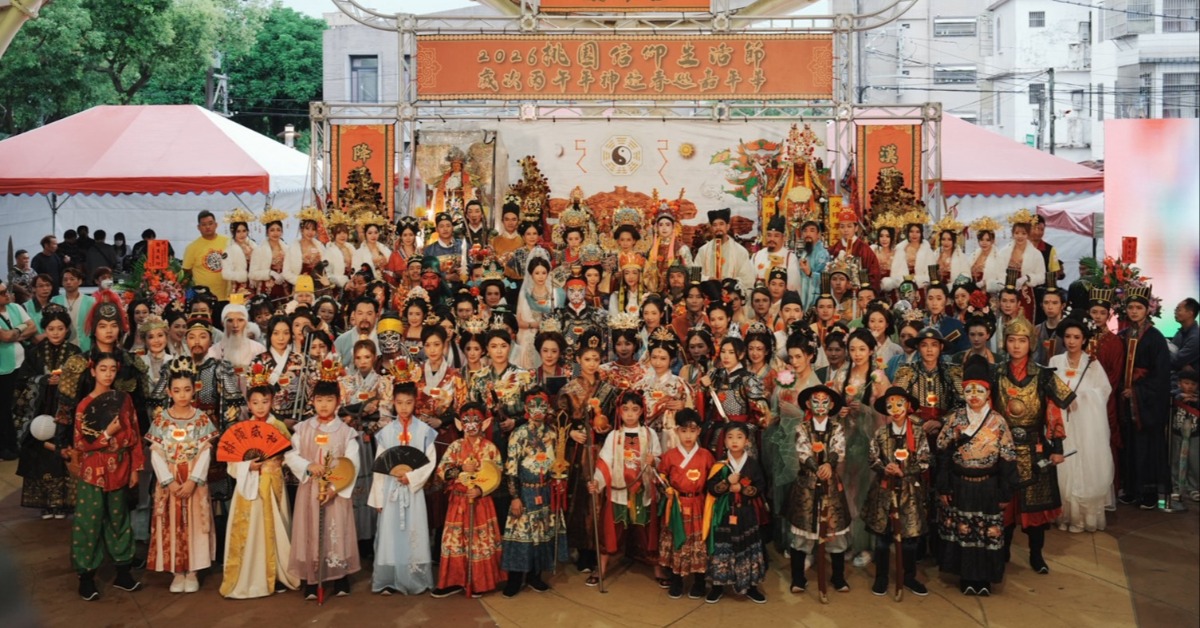 神遊春巡漢服真人扮仙活動的破百位眾仙合影。（圖／大溪鳳山寺廣澤宮提供）