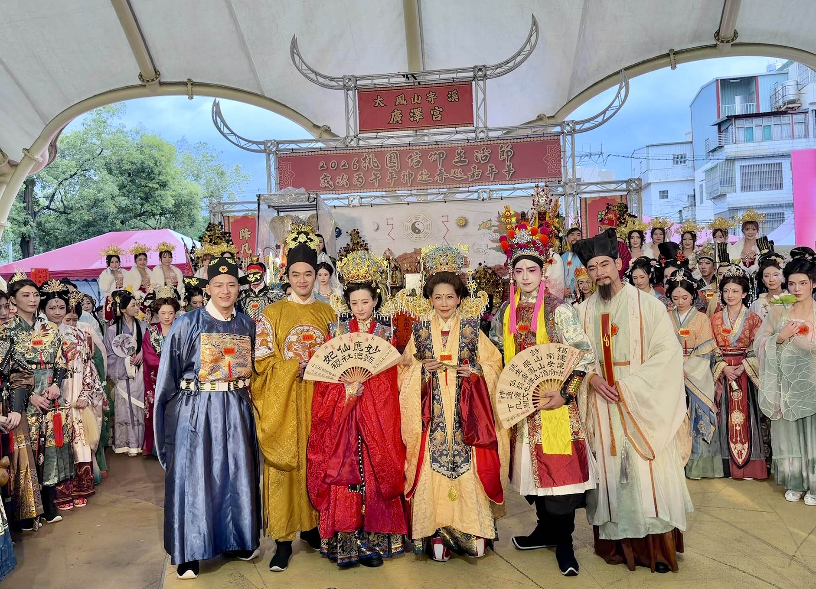 「漢服真人扮仙」左起：草爺、柯大堡、本本、江佑真、郎祖筠、李吉祥、亮哲。（圖／大溪鳳山寺廣澤宮提供）