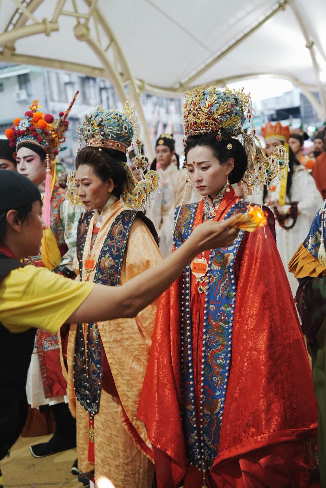 賴銘偉為扮演妙應仙妃的本本、西王金母郎祖等眾仙開光。（圖／大溪鳳山寺廣澤宮提供）