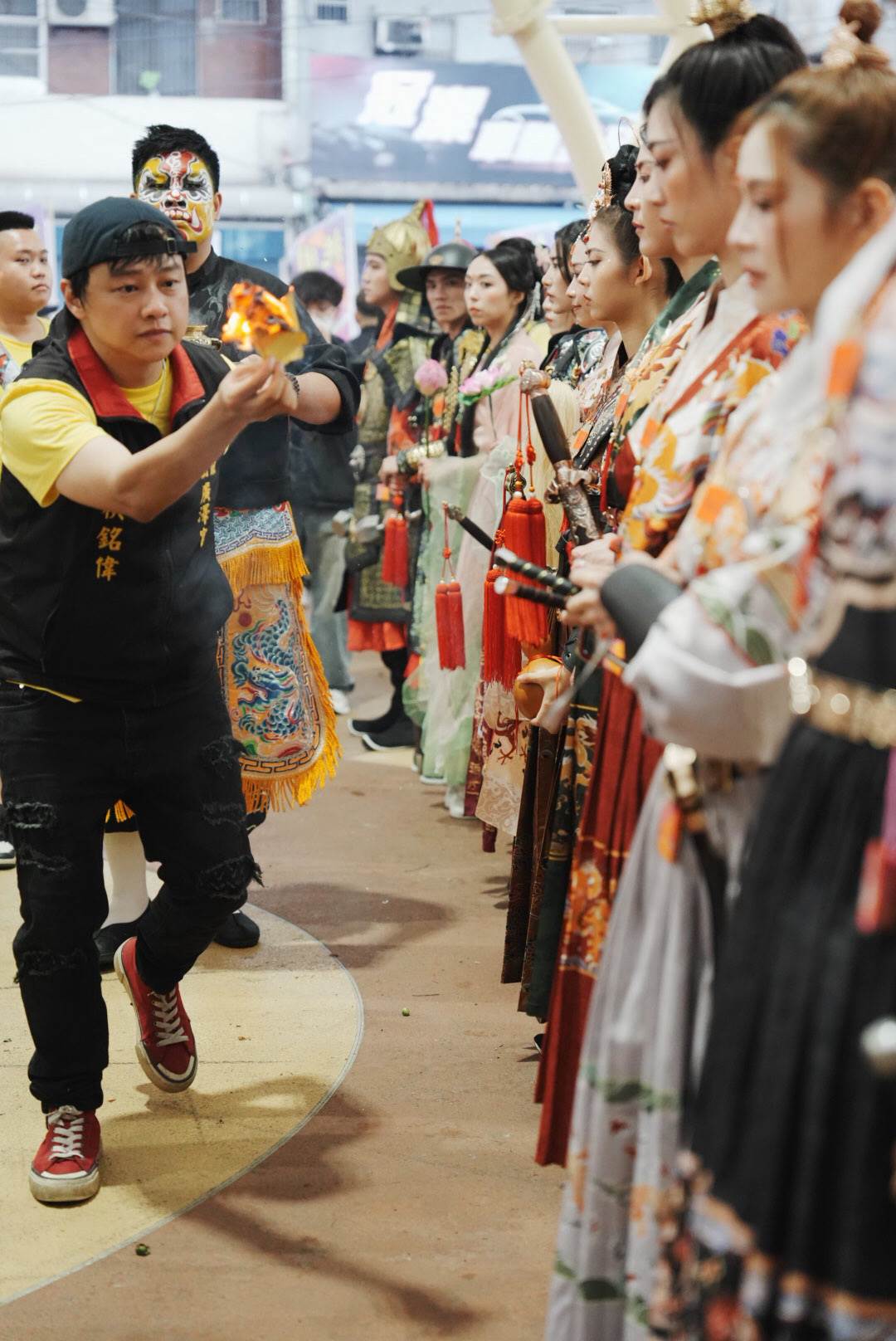 賴銘偉為眾仙開光。（圖／大溪鳳山寺廣澤宮提供）