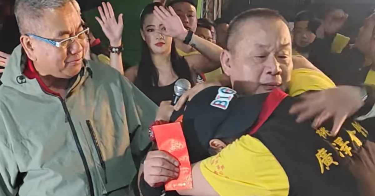 賴銘偉為爸爸慶生，忍不住相擁而泣畫面感動許多人。（圖／讀者提供）