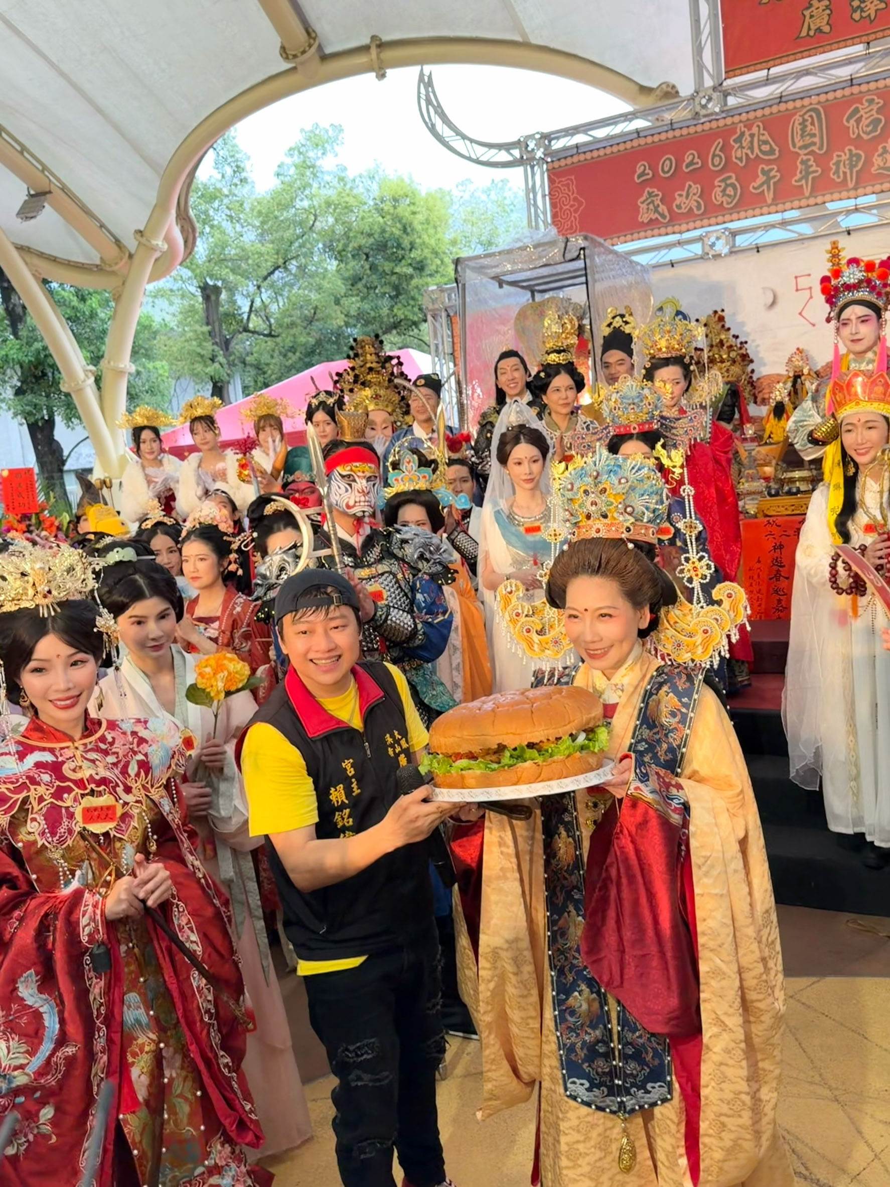 賴銘偉端出超大漢堡蛋糕為扮演西王金母的郎祖筠慶生。（圖／大溪鳳山寺廣澤宮提供）