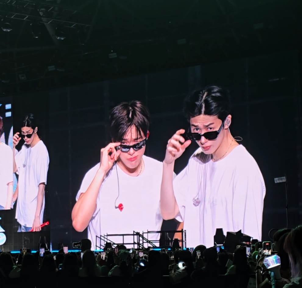 成員亨願和<a href='https://star.ebc.net.tw/search/tags/玟赫/' target='_blank'>玟赫</a>更是現場學起<a href='https://star.ebc.net.tw/search/tags/I.M/' target='_blank'>I.M</a>的表情，讓粉絲全都笑翻。（圖／讀者提供）