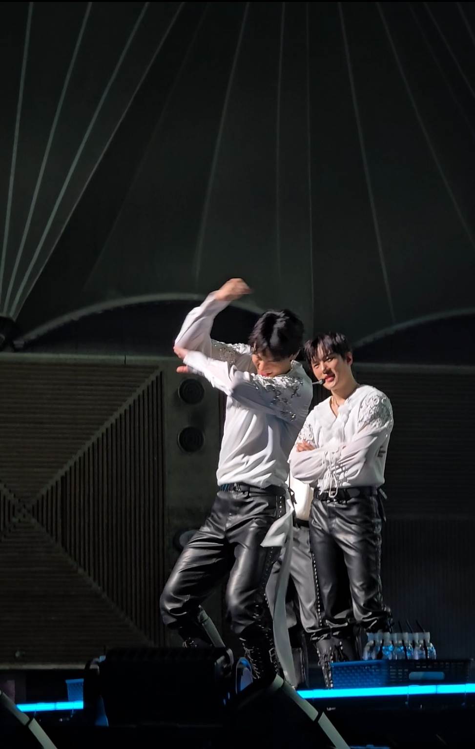 隊長Shownu大玩羊肉串哽，玟赫的表情可說是相當逗趣。（圖／讀者提供）