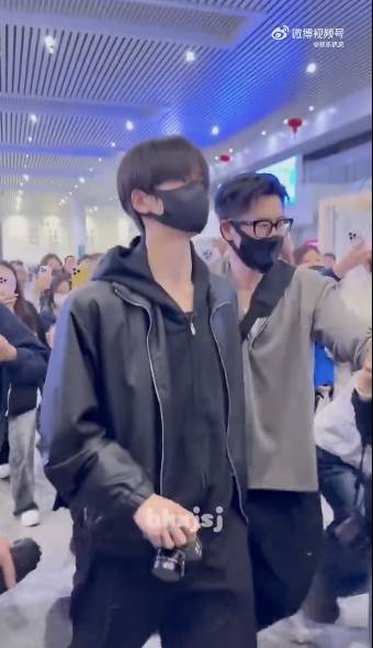 中國男星張凌赫在高鐵站寸步難行，面對大批<a href='https://star.ebc.net.tw/search/tags/粉絲/' target='_blank'>粉絲</a>不顧安全和秩序，全程低頭以瀏海遮住眼睛，可以看出情緒不佳。（圖／翻攝自微博）