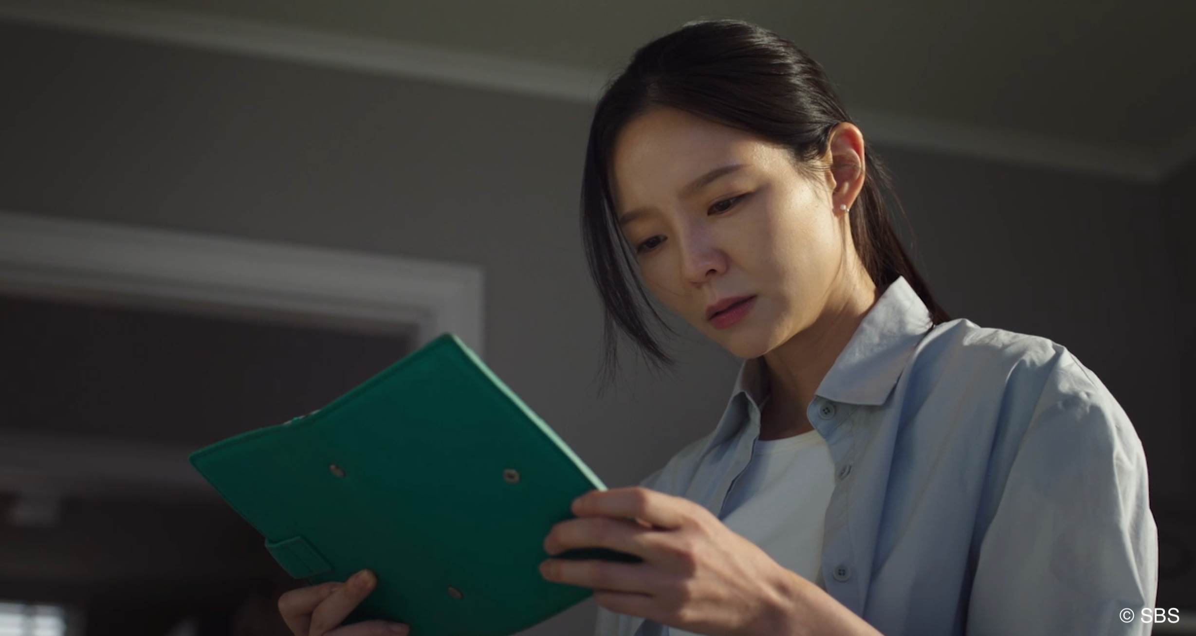 《神與律師事務所》李絮逐漸察覺附身在柳演錫身上的靈魂是自己已逝的姊姊。（圖／Hami Video）