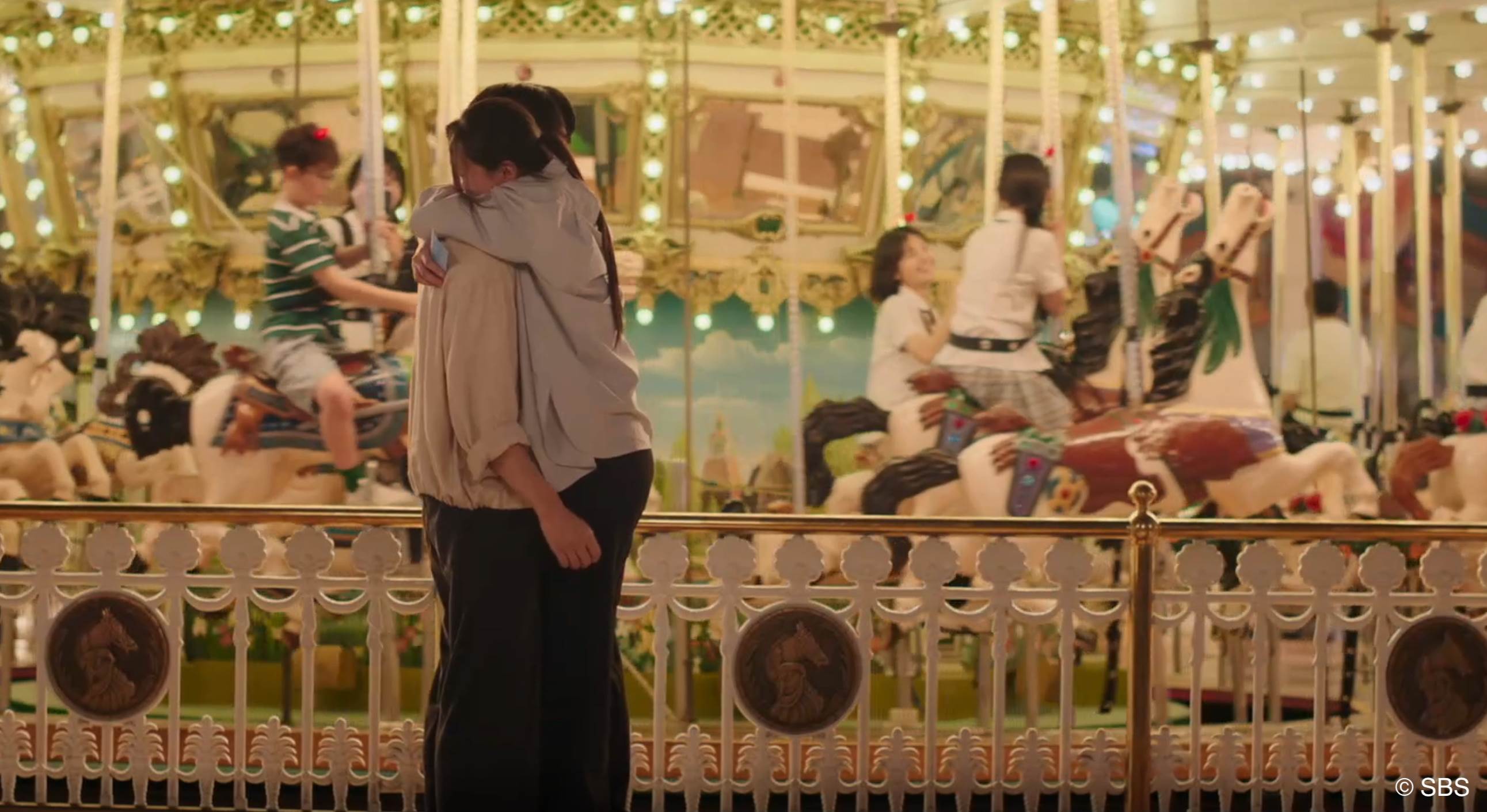 李絮（右）緊抱著被姊姊附身的柳演錫，激動不已。（圖／Hami Video）