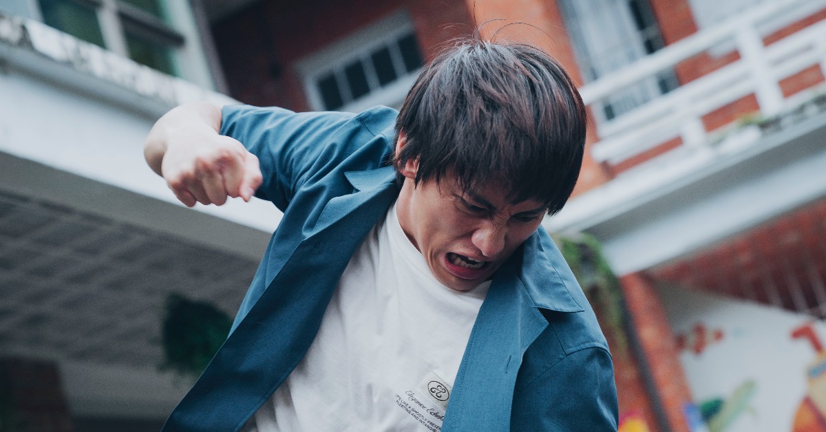 范少勳暴打嘶吼「惡魔」揭育幼院殘酷現況。（圖／冬候鳥電影、文策院）
