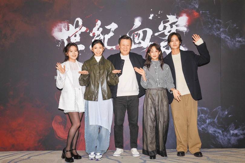 今年2月楊小黎（左起）、李千娜、寇世勳、簡嫚書和夏騰宏出席《世紀血案》殺青宴。（圖／CTWANT）