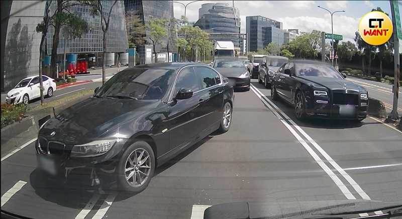 疑似發現被跟拍，BMW駕駛不故交通規則，途中跨越雙白實線加速駛離。（圖／CTWANT）