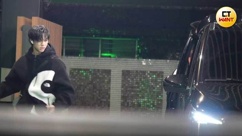 剛滿21歲的李秉諭3/3結束源少年活動後，正好是開同一輛BMW離開，證明他正是接送峮峮的暖男。（圖／CTWANT）