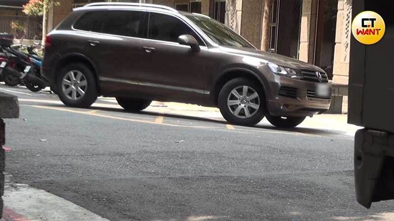 上月24日中午，李秉諭再度開著福斯進入峮峮家地下室。（圖／CTWANT）