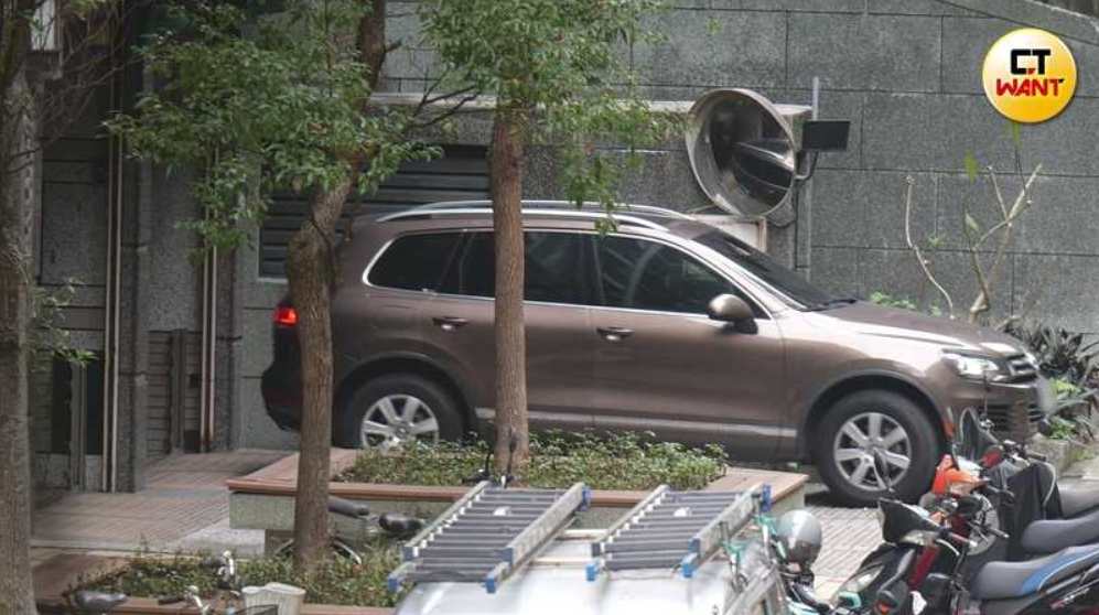過了近三小時，李秉諭才開著福斯休旅車從峮峮家停車場離開。（圖／CTWANT）