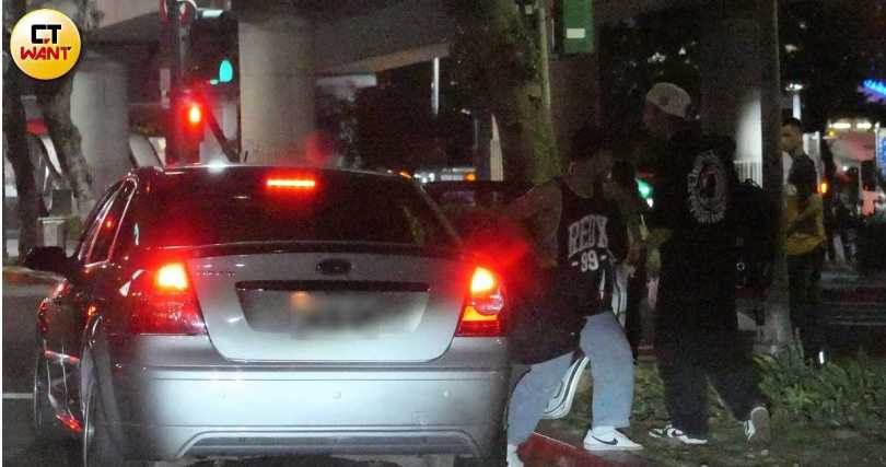 李秉諭曾被CTWANT拍到順路載男同學到捷運站，可以看出他的貼心不分男女。（圖／CTWANT）